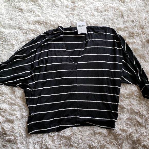 **3/30*** Black and white 3/4 sleeve top - Picture 1 of 3